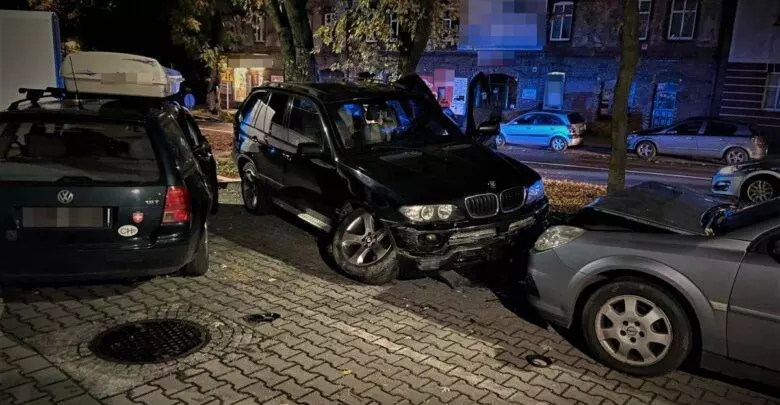 Pijana 22-latka w BMW X5. Ucieka&#322;a przed policj&#261;, staranowa&#322;a 3 samochody