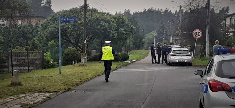 Policjanci dziękują za zaangażowanie w akcję poszukiwawczą