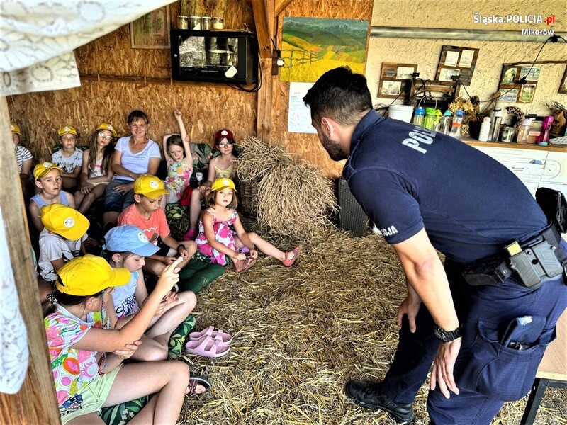 Policjanci uczą Bezpieczeństwa na półkoloniach "Niezłe Ziółka" [FOTO]