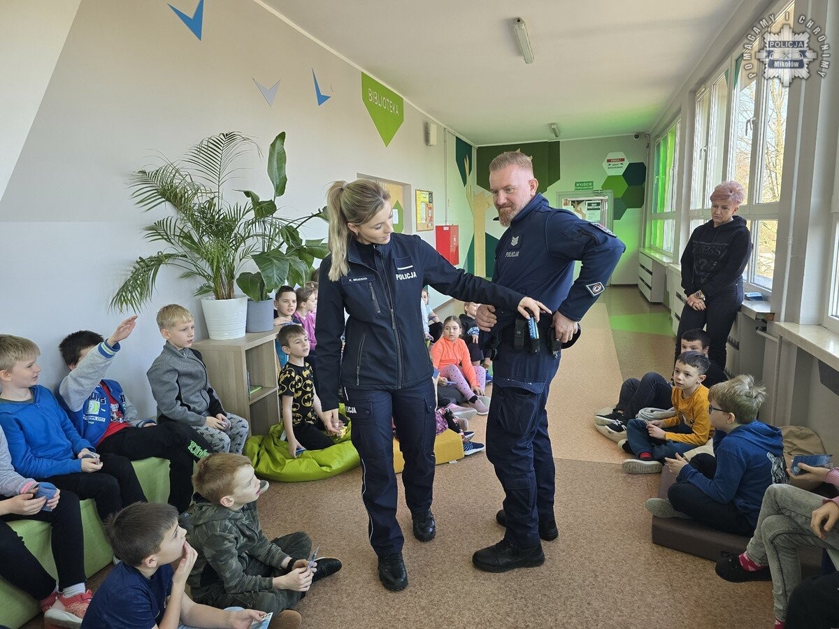 Mikołowscy policjanci odwiedzili SP nr 5, by przypomnieć uczniom zasady bezpieczeństwa na ferie zimowe / fot. UM Mikołów