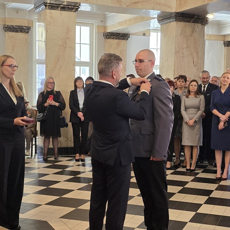 Policjant z Mikołowa uhonorowany Krzyżem Zasługi za Dzielność