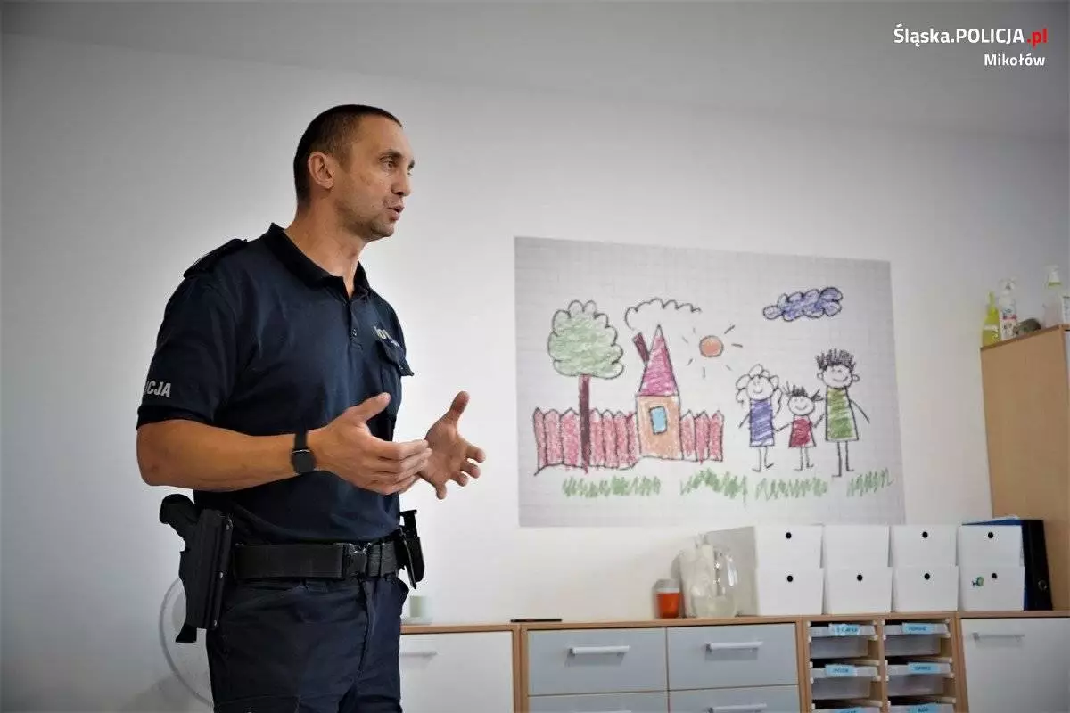 Policyjni profilaktycy w Terapeutycznym Punkcie Przedszkolnym "Wyj&#261;tkowa Kraina"