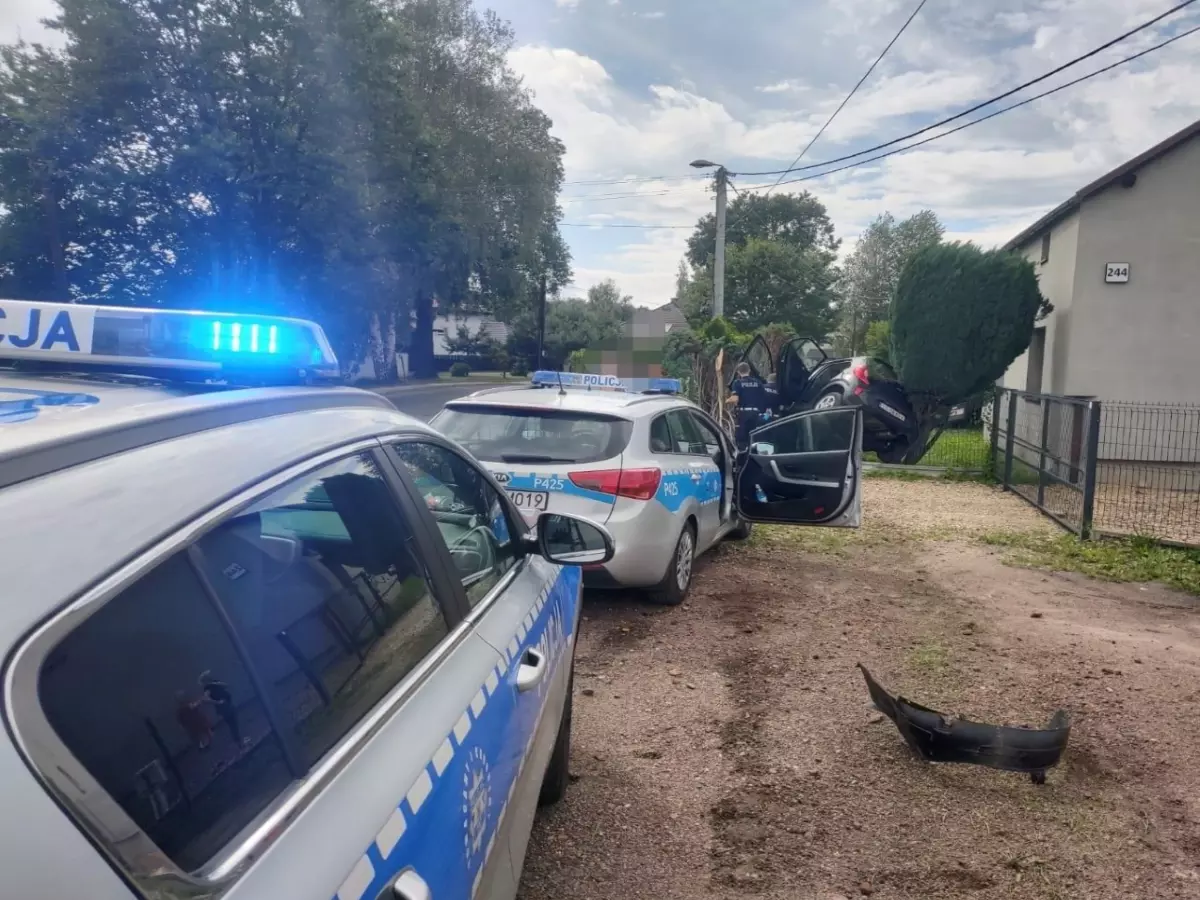 Policyjny pościg zakończony dramatem! 23-latek wjechał samochodem w ogrodzenie