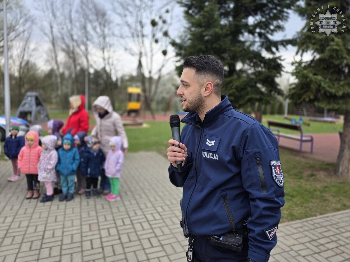 Mikołowscy mundurowi zorganizowali akcję na rzecz bezdomnych zwierząt / fot. KPP Mikołów