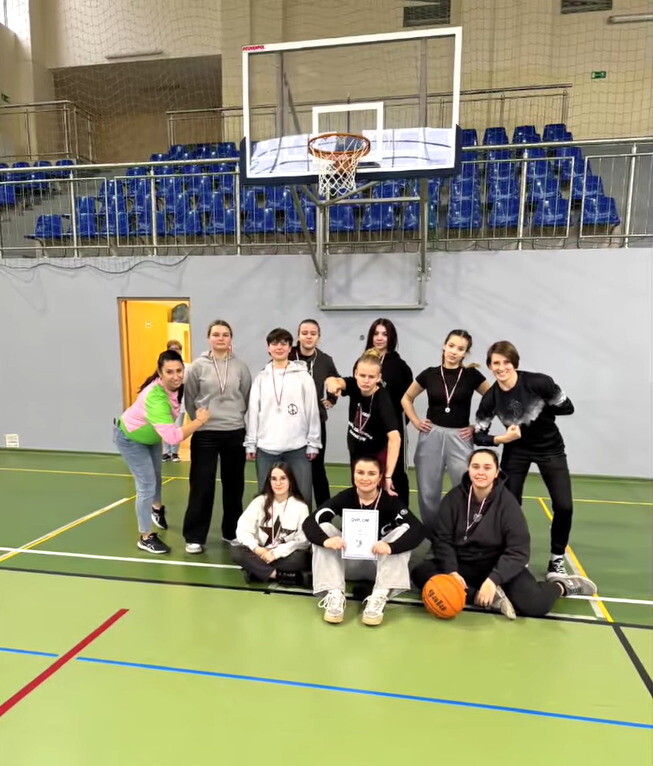 Powiatowe Zawody Koszykówki w Łaziskach Górnych zakończone. Sprawdź, które szkoły zwyciężyły i jak przebiegała sportowa rywalizacja wśród młodzieży / fot. Aktualności Powiatu FB