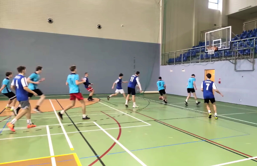 Powiatowe Zawody Koszykówki w Łaziskach Górnych zakończone. Sprawdź, które szkoły zwyciężyły i jak przebiegała sportowa rywalizacja wśród młodzieży / fot. Aktualności Powiatu FB