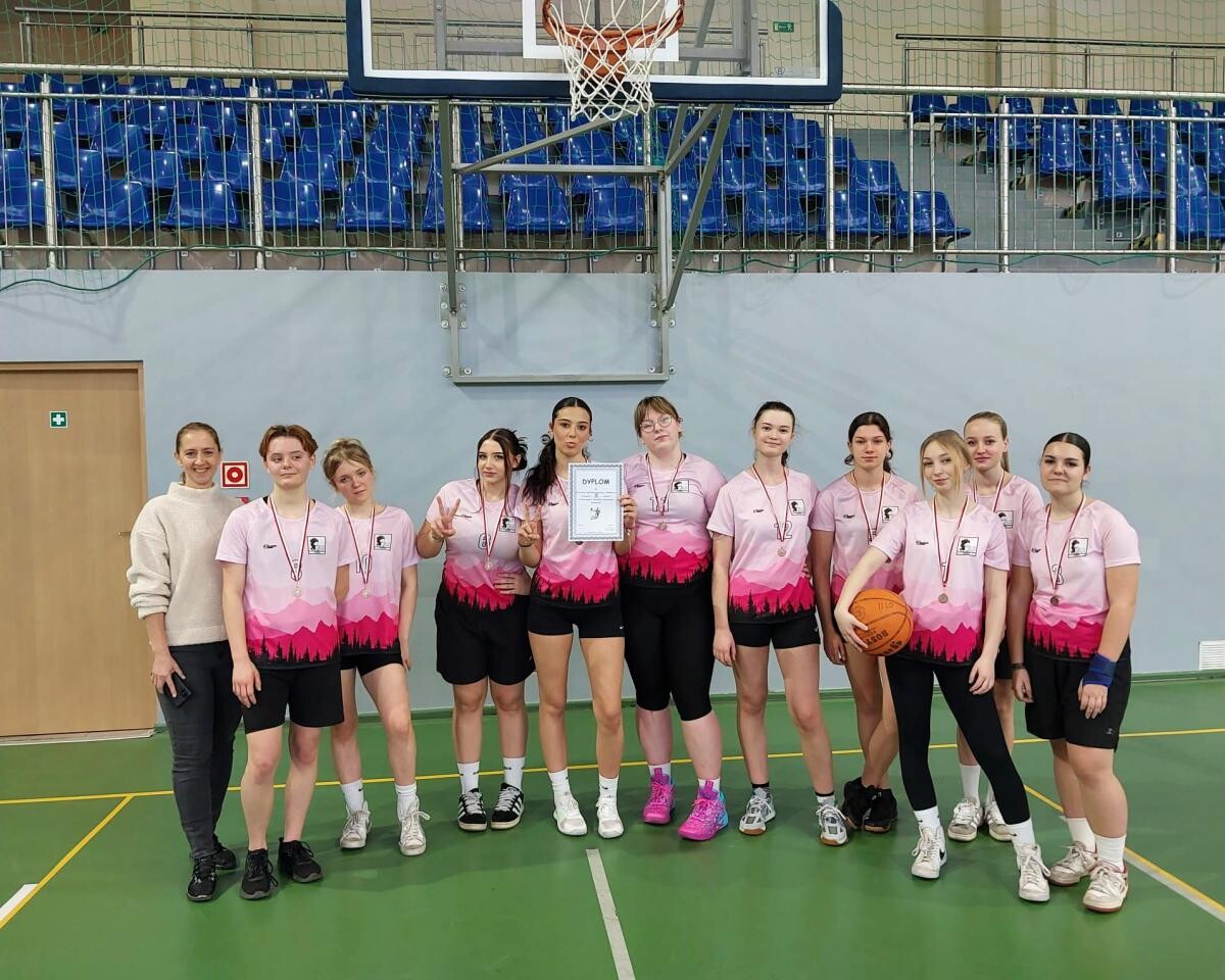 Powiatowe Zawody Koszykówki w Łaziskach Górnych zakończone. Sprawdź, które szkoły zwyciężyły i jak przebiegała sportowa rywalizacja wśród młodzieży / fot. Aktualności Powiatu FB