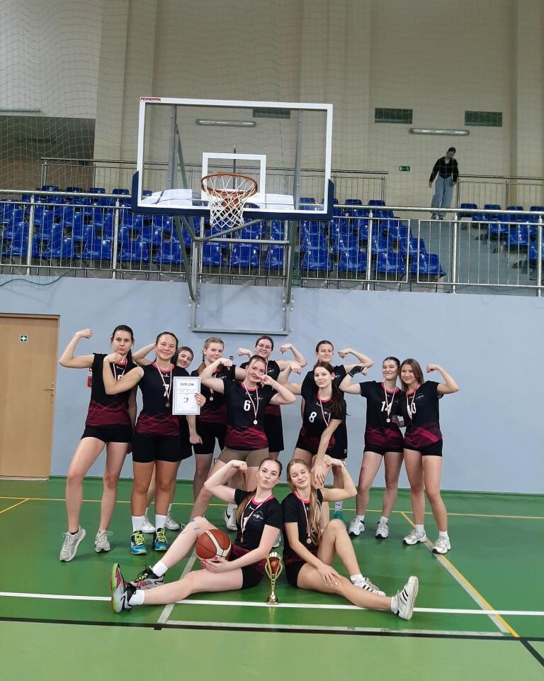 Powiatowe Zawody Koszykówki w Łaziskach Górnych zakończone. Sprawdź, które szkoły zwyciężyły i jak przebiegała sportowa rywalizacja wśród młodzieży / fot. Aktualności Powiatu FB