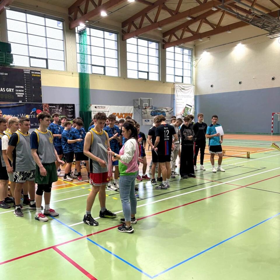Powiatowe Zawody Koszykówki w Łaziskach Górnych zakończone. Sprawdź, które szkoły zwyciężyły i jak przebiegała sportowa rywalizacja wśród młodzieży / fot. Aktualności Powiatu FB