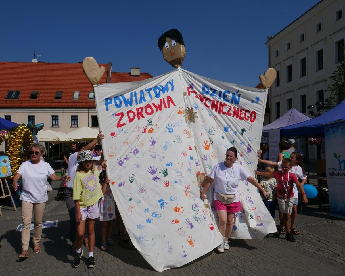 W sobotę, 7 września, mikołowski rynek wypełnił się tłumem osób, które przybyły, by wziąć udział w pierwszym Powiatowym Dniu Zdrowia Psychicznego / fot. Aktualności Powiatu Mikołowskiego FB