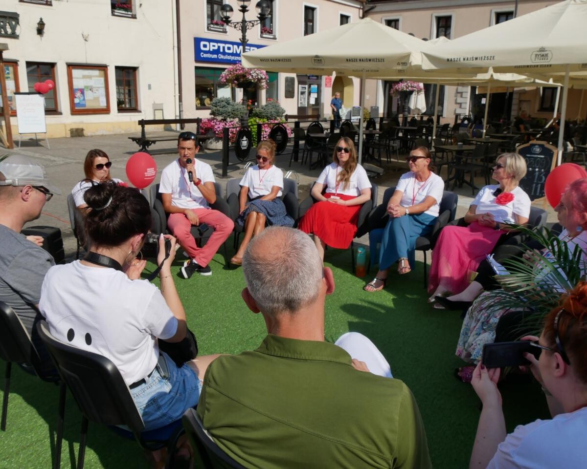 W sobotę, 7 września, mikołowski rynek wypełnił się tłumem osób, które przybyły, by wziąć udział w pierwszym Powiatowym Dniu Zdrowia Psychicznego / fot. Aktualności Powiatu Mikołowskiego FB