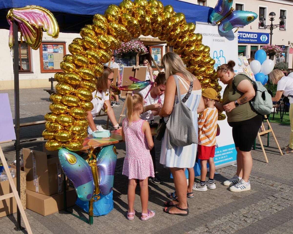 W sobotę, 7 września, mikołowski rynek wypełnił się tłumem osób, które przybyły, by wziąć udział w pierwszym Powiatowym Dniu Zdrowia Psychicznego / fot. Aktualności Powiatu Mikołowskiego FB