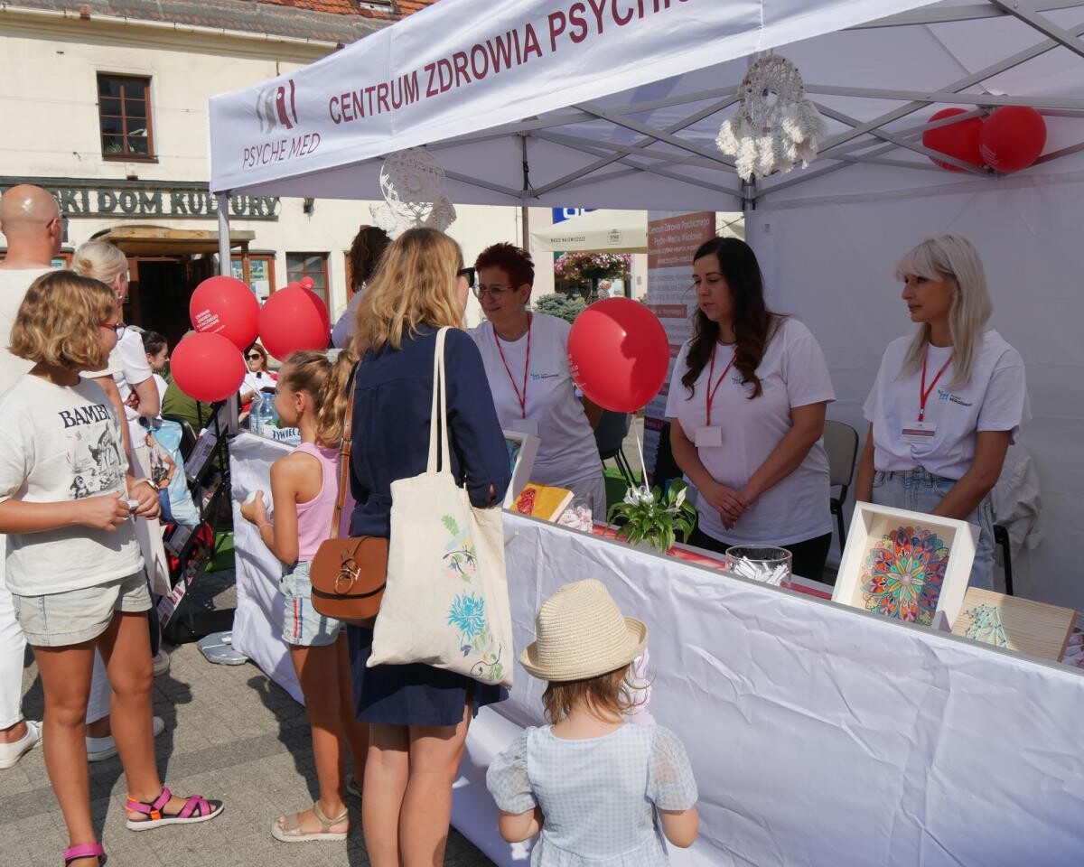 W sobotę, 7 września, mikołowski rynek wypełnił się tłumem osób, które przybyły, by wziąć udział w pierwszym Powiatowym Dniu Zdrowia Psychicznego / fot. Aktualności Powiatu Mikołowskiego FB