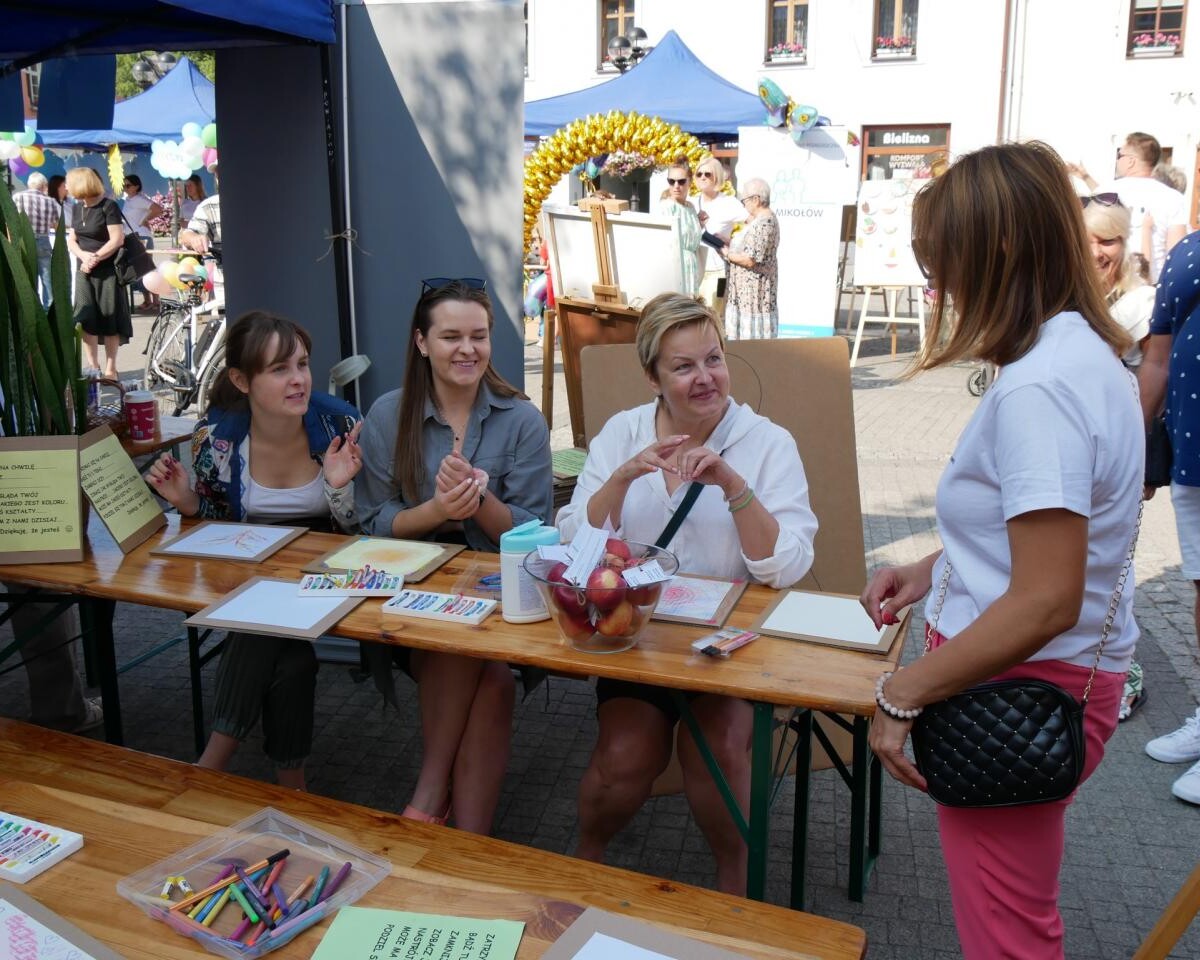 W sobotę, 7 września, mikołowski rynek wypełnił się tłumem osób, które przybyły, by wziąć udział w pierwszym Powiatowym Dniu Zdrowia Psychicznego / fot. Aktualności Powiatu Mikołowskiego FB
