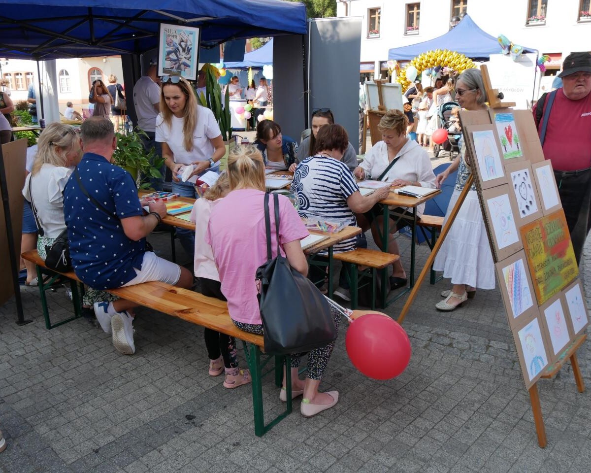 W sobotę, 7 września, mikołowski rynek wypełnił się tłumem osób, które przybyły, by wziąć udział w pierwszym Powiatowym Dniu Zdrowia Psychicznego / fot. Aktualności Powiatu Mikołowskiego FB