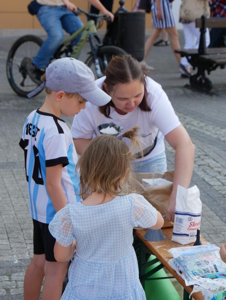 W sobotę, 7 września, mikołowski rynek wypełnił się tłumem osób, które przybyły, by wziąć udział w pierwszym Powiatowym Dniu Zdrowia Psychicznego / fot. Aktualności Powiatu Mikołowskiego FB