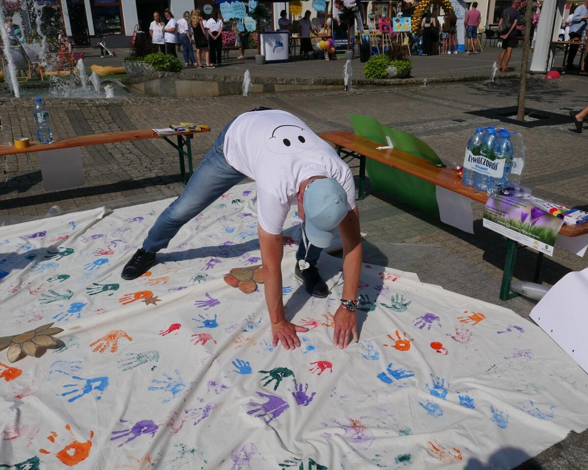 W sobotę, 7 września, mikołowski rynek wypełnił się tłumem osób, które przybyły, by wziąć udział w pierwszym Powiatowym Dniu Zdrowia Psychicznego / fot. Aktualności Powiatu Mikołowskiego FB