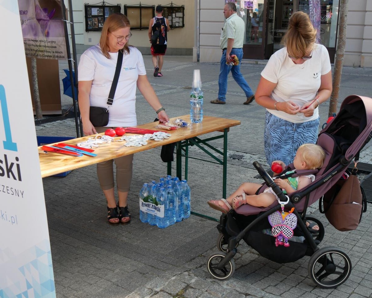 W sobotę, 7 września, mikołowski rynek wypełnił się tłumem osób, które przybyły, by wziąć udział w pierwszym Powiatowym Dniu Zdrowia Psychicznego / fot. Aktualności Powiatu Mikołowskiego FB