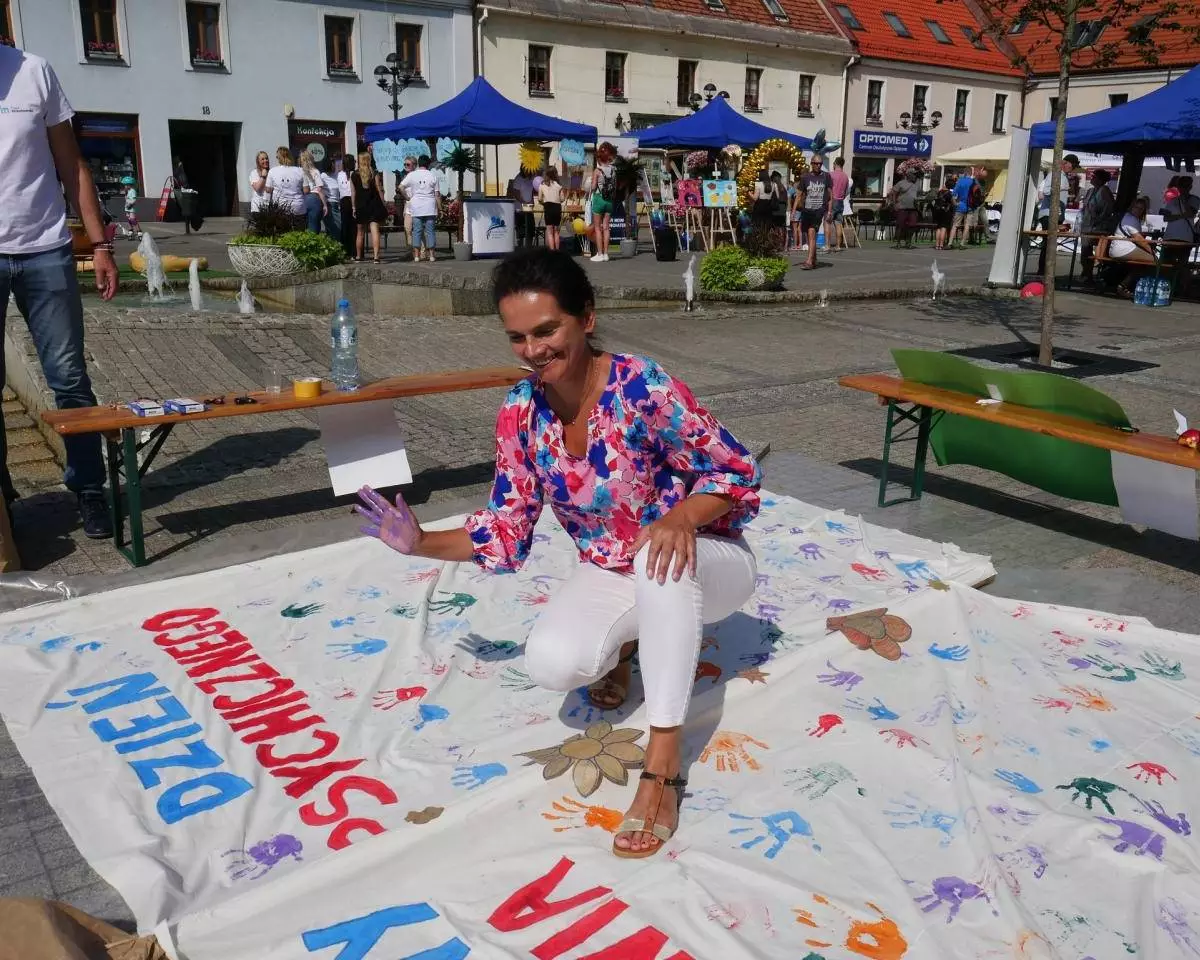 W sobotę, 7 września, mikołowski rynek wypełnił się tłumem osób, które przybyły, by wziąć udział w pierwszym Powiatowym Dniu Zdrowia Psychicznego / fot. Aktualności Powiatu Mikołowskiego FB