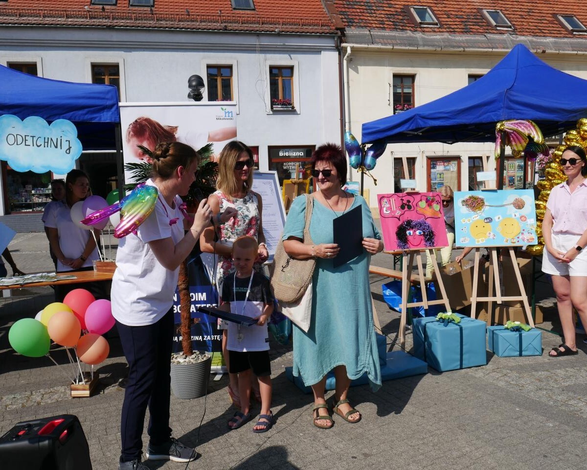 W sobotę, 7 września, mikołowski rynek wypełnił się tłumem osób, które przybyły, by wziąć udział w pierwszym Powiatowym Dniu Zdrowia Psychicznego / fot. Aktualności Powiatu Mikołowskiego FB
