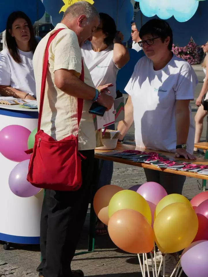 W sobotę, 7 września, mikołowski rynek wypełnił się tłumem osób, które przybyły, by wziąć udział w pierwszym Powiatowym Dniu Zdrowia Psychicznego / fot. Aktualności Powiatu Mikołowskiego FB