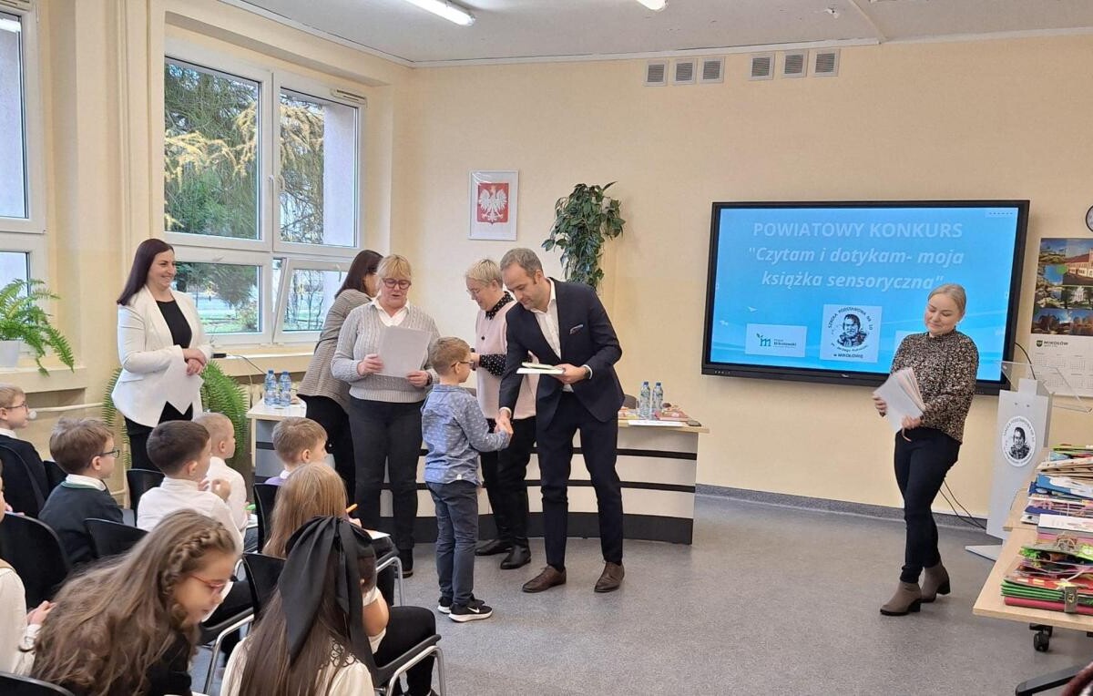 21 listopada w Szkole Podstawowej nr 10 im. Jerzego Kukuczki w Mikołowie odbyło się uroczyste podsumowanie Powiatowego Konkursu Literacko-Plastycznego „Czytam i dotykam – moja książka sensoryczna” / fot.  SP nr 10 im. Jerzego Kukuczki w Mikołowie