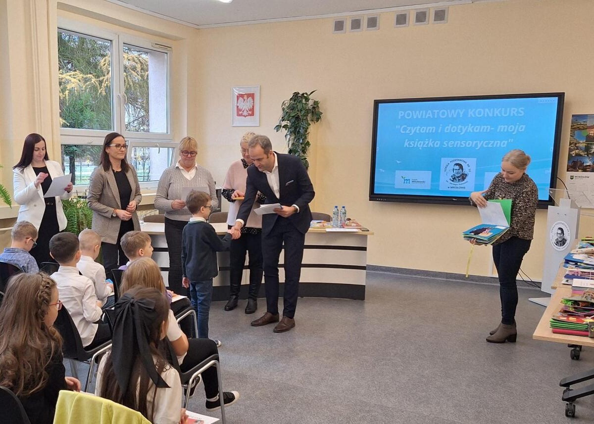 21 listopada w Szkole Podstawowej nr 10 im. Jerzego Kukuczki w Mikołowie odbyło się uroczyste podsumowanie Powiatowego Konkursu Literacko-Plastycznego „Czytam i dotykam – moja książka sensoryczna” / fot.  SP nr 10 im. Jerzego Kukuczki w Mikołowie