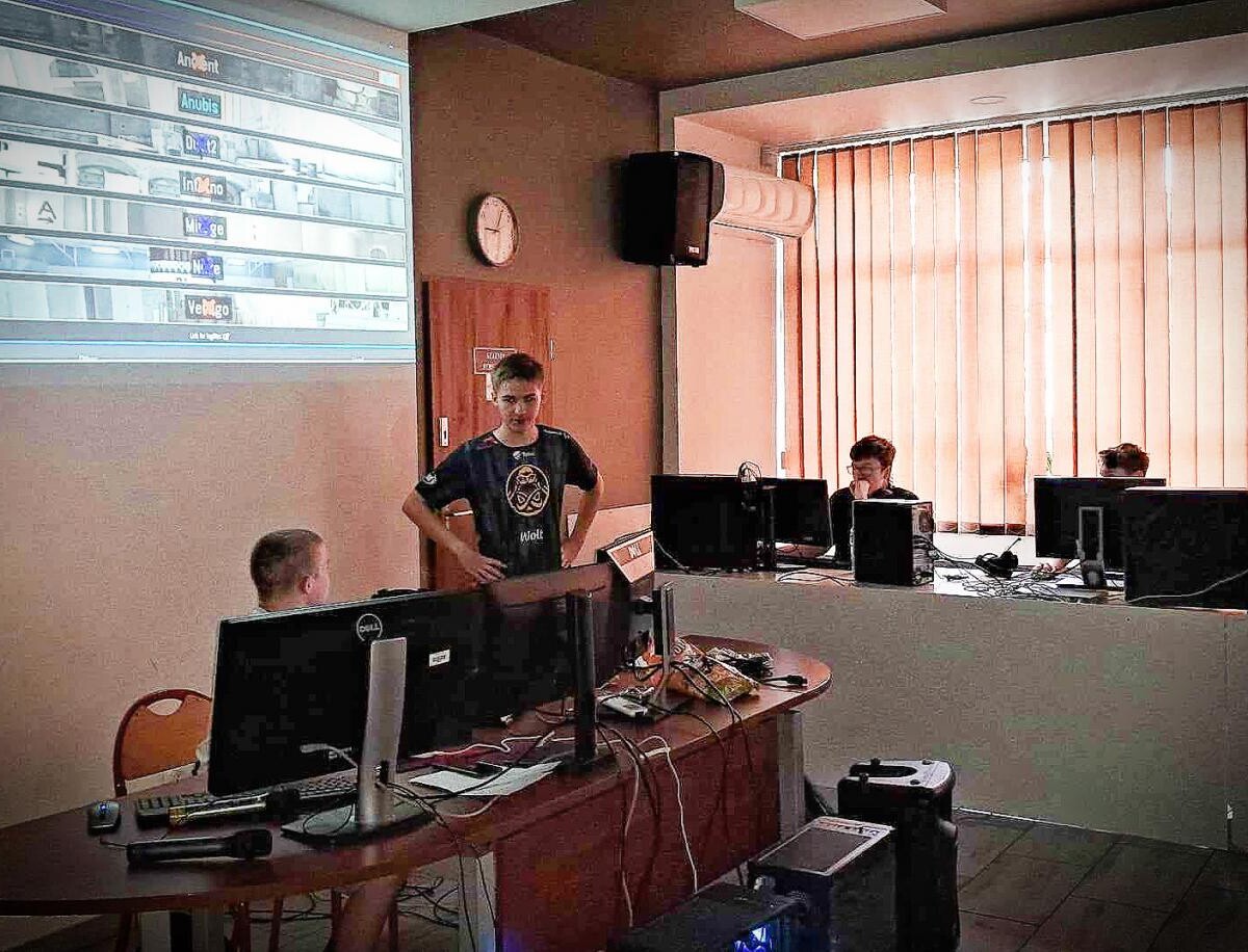 Wielkie emocje, świetna zabawa i niesamowita rywalizacja - tak można podsumować powiatowy turniej e-sportowy szkół ponadpodstawowych w grze Counter-Strike 2 / fot.  ZST Mikołów, I LO Mikołów