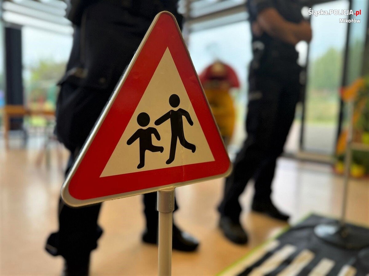 Profilaktycy z Komedy Powiatowej Policji w Mikołowie mł. asp. Sebastian Kapias oraz post. Klaudia Mendera odwiedzili przedszkolaków jednej z miejskich placówek / fot. KPP Mikołów