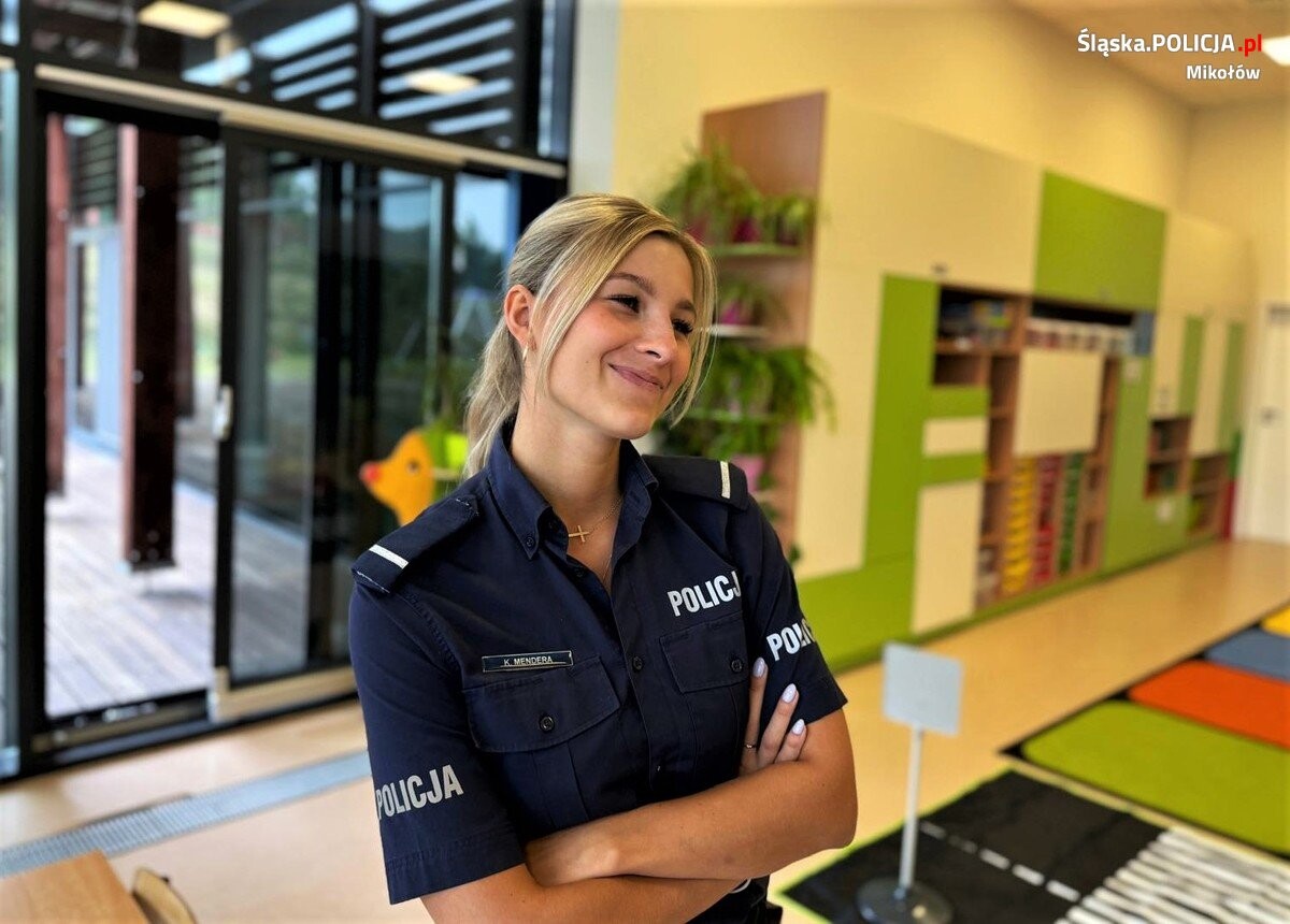 Profilaktycy z Komedy Powiatowej Policji w Mikołowie mł. asp. Sebastian Kapias oraz post. Klaudia Mendera odwiedzili przedszkolaków jednej z miejskich placówek / fot. KPP Mikołów