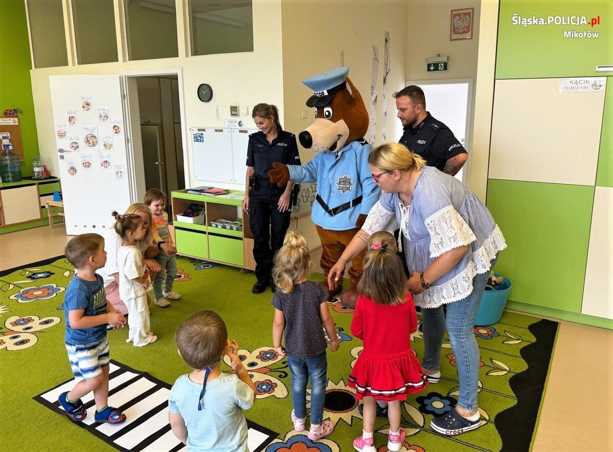 Profilaktycy z Komedy Powiatowej Policji w Mikołowie mł. asp. Sebastian Kapias oraz post. Klaudia Mendera odwiedzili przedszkolaków jednej z miejskich placówek / fot. KPP Mikołów