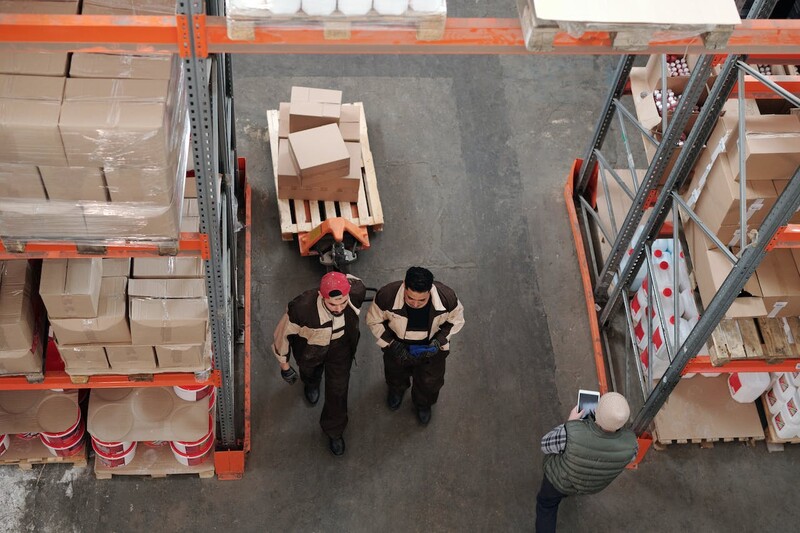 Projektowanie hal produkcyjnych: kluczowe aspekty efektywnej przestrzeni produkcyjnej