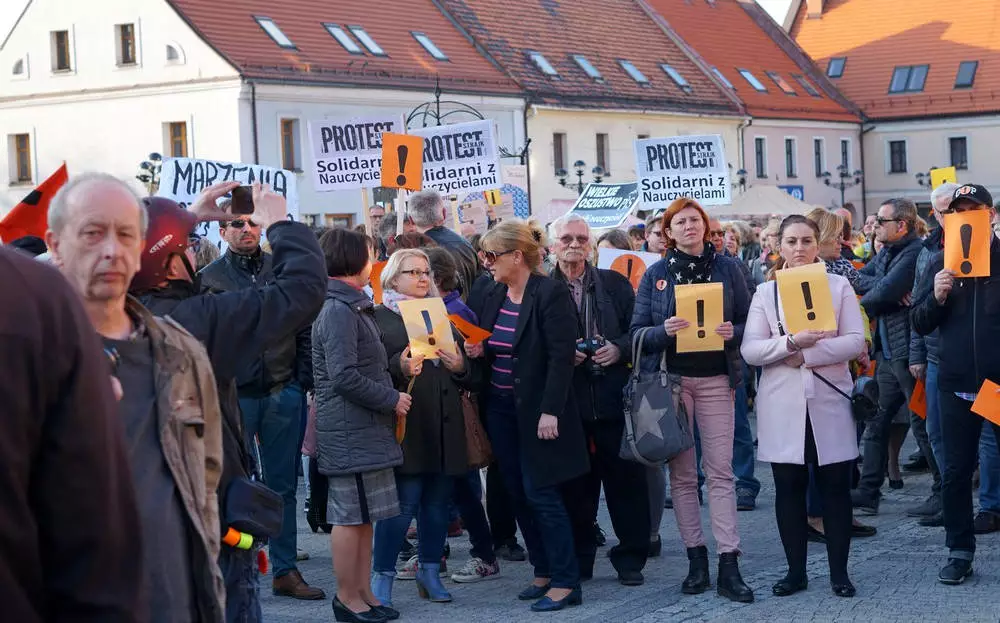 Drugi tydzień strajku nauczycieli rozpoczął się od akcji wsparcia środowiska oświaty. W poniedziałek wieczorem odbył się Protest z Wykrzyknikiem. Na rynku w Mikołowie pojawił się tłum mieszkańców.