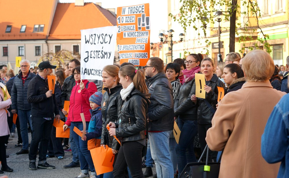 Drugi tydzień strajku nauczycieli rozpoczął się od akcji wsparcia środowiska oświaty. W poniedziałek wieczorem odbył się Protest z Wykrzyknikiem. Na rynku w Mikołowie pojawił się tłum mieszkańców.