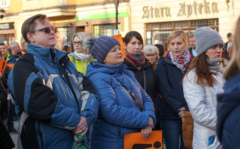 Drugi tydzień strajku nauczycieli rozpoczął się od akcji wsparcia środowiska oświaty. W poniedziałek wieczorem odbył się Protest z Wykrzyknikiem. Na rynku w Mikołowie pojawił się tłum mieszkańców.