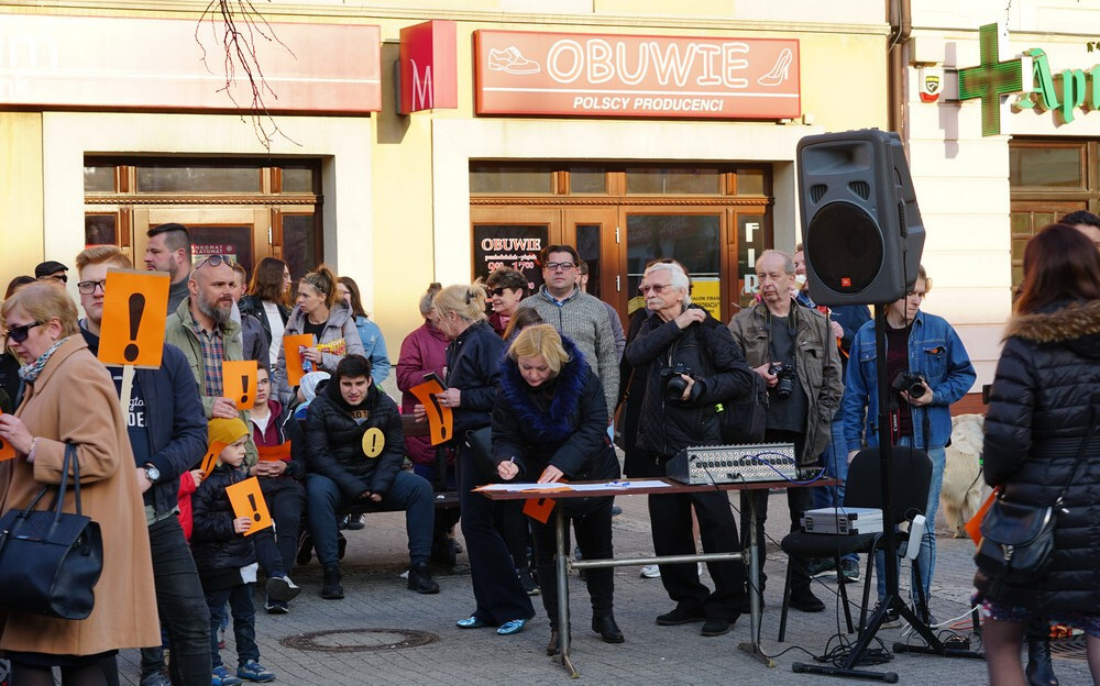 Drugi tydzień strajku nauczycieli rozpoczął się od akcji wsparcia środowiska oświaty. W poniedziałek wieczorem odbył się Protest z Wykrzyknikiem. Na rynku w Mikołowie pojawił się tłum mieszkańców.