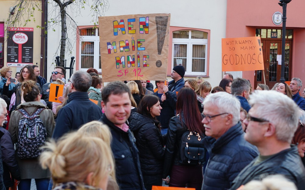 Drugi tydzień strajku nauczycieli rozpoczął się od akcji wsparcia środowiska oświaty. W poniedziałek wieczorem odbył się Protest z Wykrzyknikiem. Na rynku w Mikołowie pojawił się tłum mieszkańców.