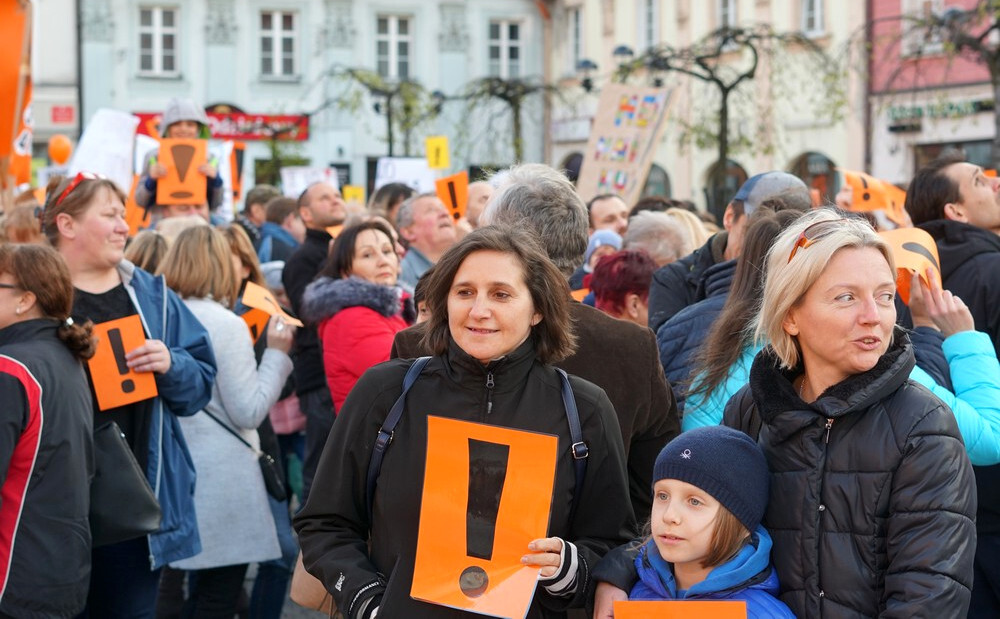 Drugi tydzień strajku nauczycieli rozpoczął się od akcji wsparcia środowiska oświaty. W poniedziałek wieczorem odbył się Protest z Wykrzyknikiem. Na rynku w Mikołowie pojawił się tłum mieszkańców.