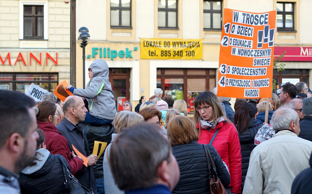 Drugi tydzień strajku nauczycieli rozpoczął się od akcji wsparcia środowiska oświaty. W poniedziałek wieczorem odbył się Protest z Wykrzyknikiem. Na rynku w Mikołowie pojawił się tłum mieszkańców.