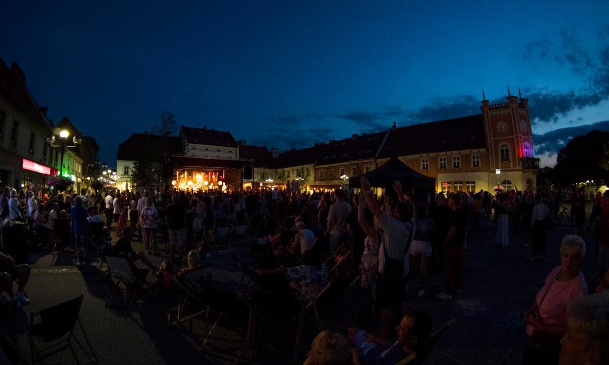 W miniony piątek odbyła się kolejna odsłona cyklu koncertów Letnie Granie, która przyciągnęła licznych miłośników muzyki do Mikołowa / fot. UM Mikołów