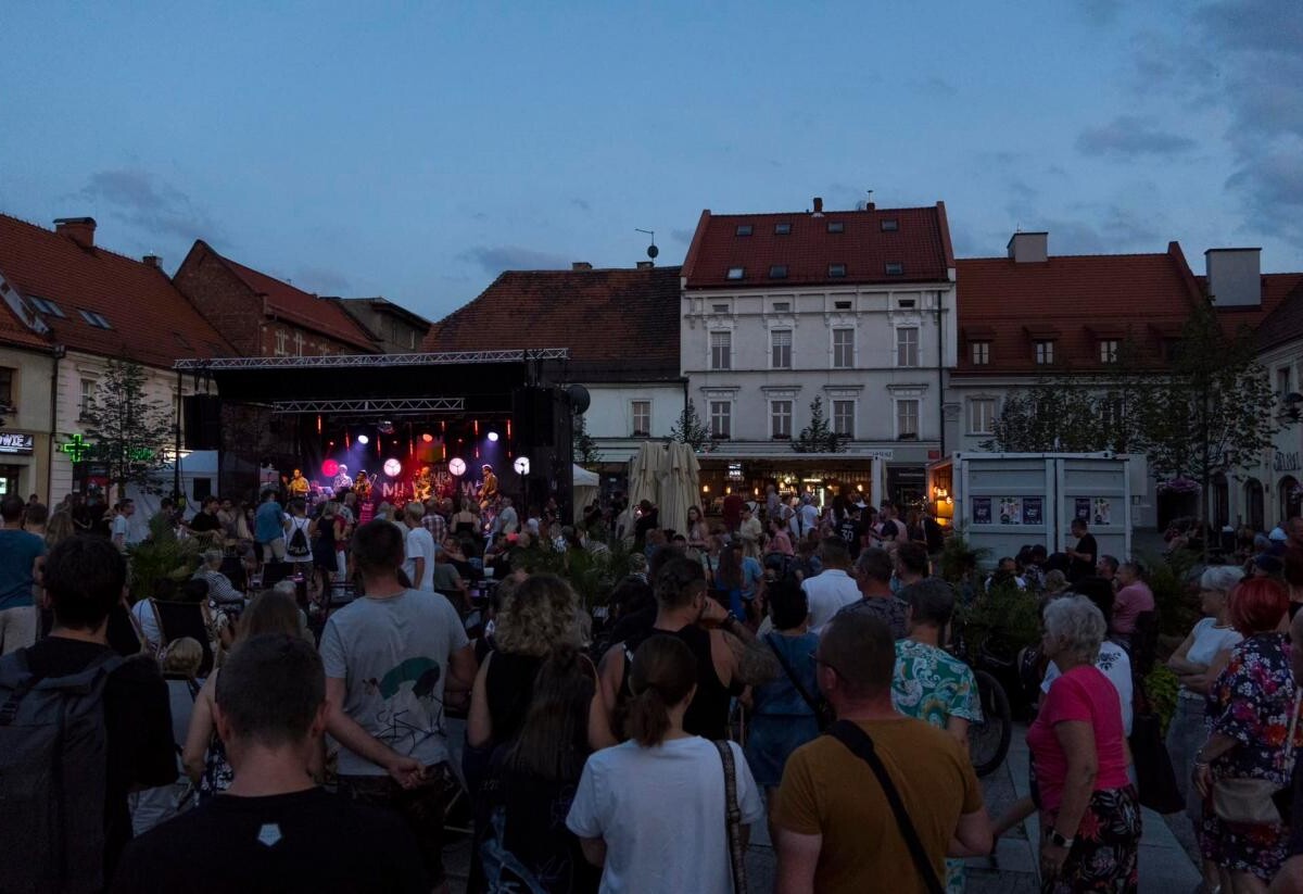 W miniony piątek odbyła się kolejna odsłona cyklu koncertów Letnie Granie, która przyciągnęła licznych miłośników muzyki do Mikołowa / fot. UM Mikołów