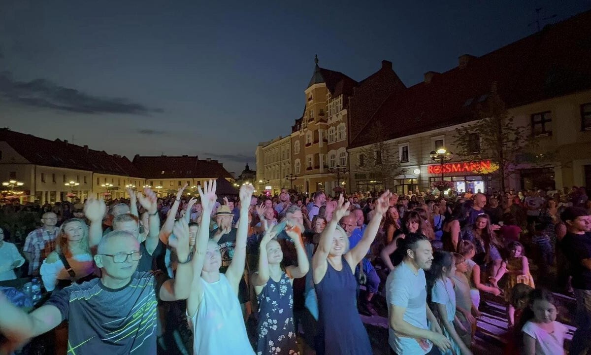 W miniony piątek odbyła się kolejna odsłona cyklu koncertów Letnie Granie, która przyciągnęła licznych miłośników muzyki do Mikołowa / fot. UM Mikołów