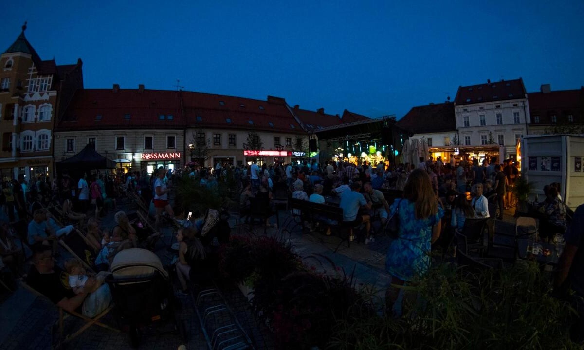 W miniony piątek odbyła się kolejna odsłona cyklu koncertów Letnie Granie, która przyciągnęła licznych miłośników muzyki do Mikołowa / fot. UM Mikołów