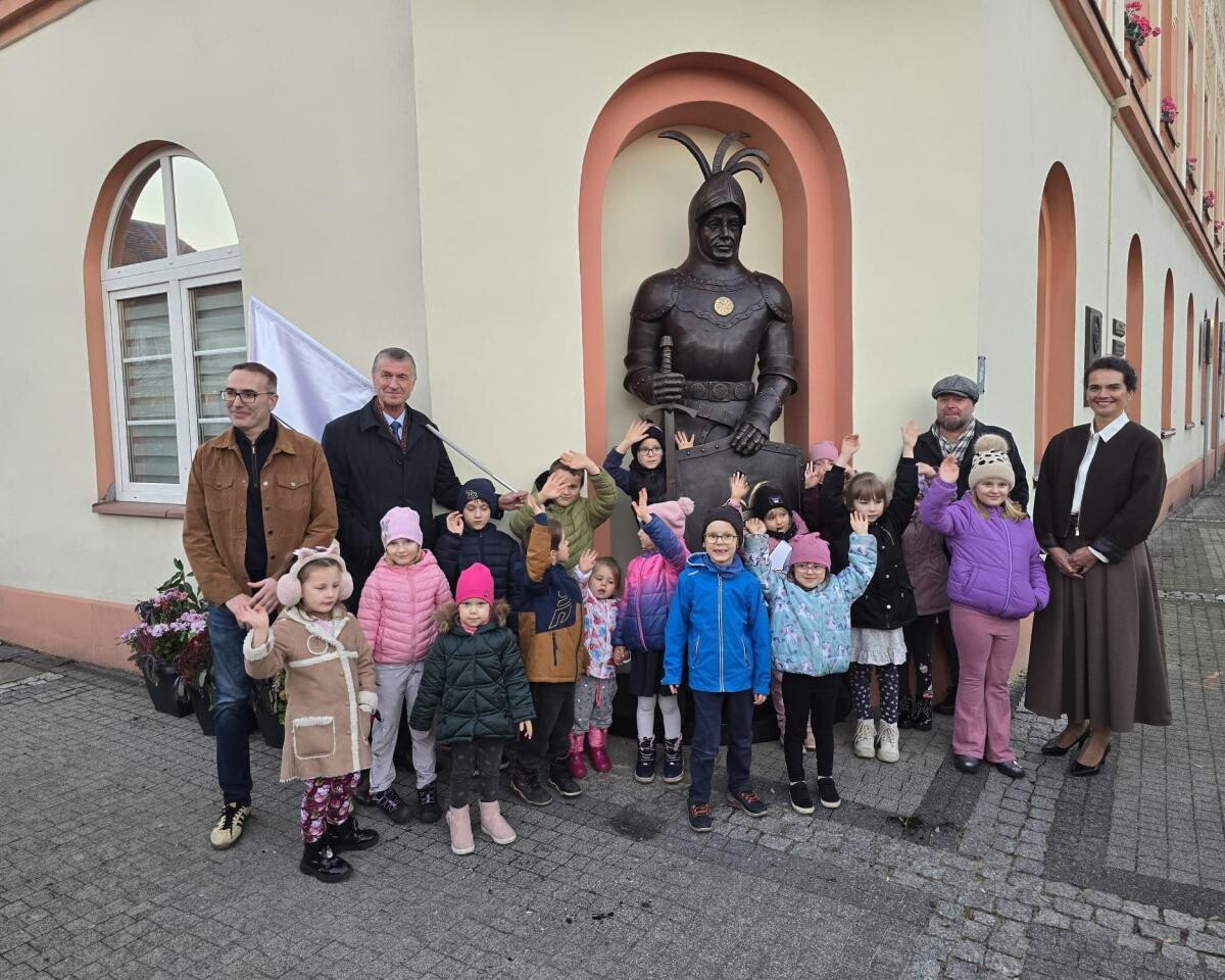 Rycerz znów czuwa nad Mikołowem! Imponująca figura Mikuły z brązu stanęła przy ratuszu / fot. Stanisław Piechula FB