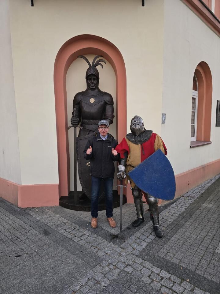 Rycerz znów czuwa nad Mikołowem! Imponująca figura Mikuły z brązu stanęła przy ratuszu / fot. Stanisław Piechula FB