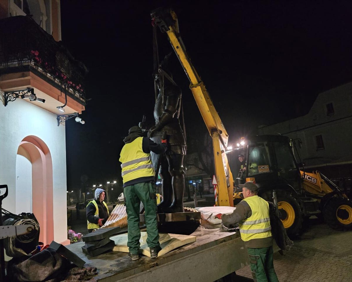 Rycerz znów czuwa nad Mikołowem! Imponująca figura Mikuły z brązu stanęła przy ratuszu / fot. Stanisław Piechula FB