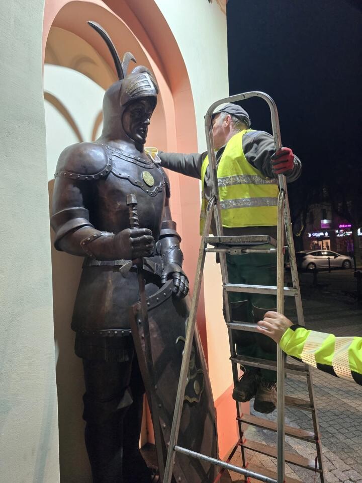 Rycerz znów czuwa nad Mikołowem! Imponująca figura Mikuły z brązu stanęła przy ratuszu / fot. Stanisław Piechula FB