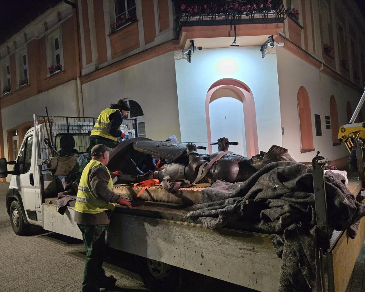 Rycerz znów czuwa nad Mikołowem! Imponująca figura Mikuły z brązu stanęła przy ratuszu / fot. Stanisław Piechula FB