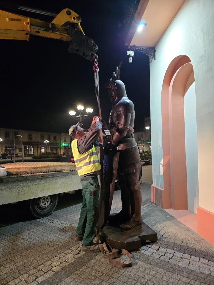 Rycerz znów czuwa nad Mikołowem! Imponująca figura Mikuły z brązu stanęła przy ratuszu / fot. Stanisław Piechula FB