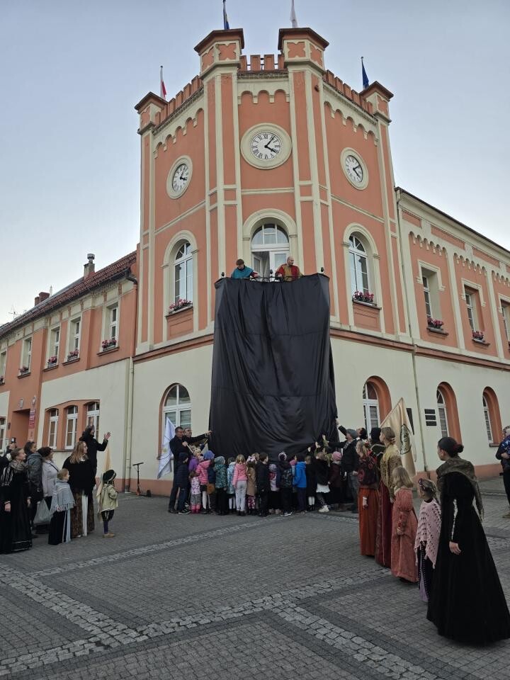 Rycerz znów czuwa nad Mikołowem! Imponująca figura Mikuły z brązu stanęła przy ratuszu / fot. Stanisław Piechula FB